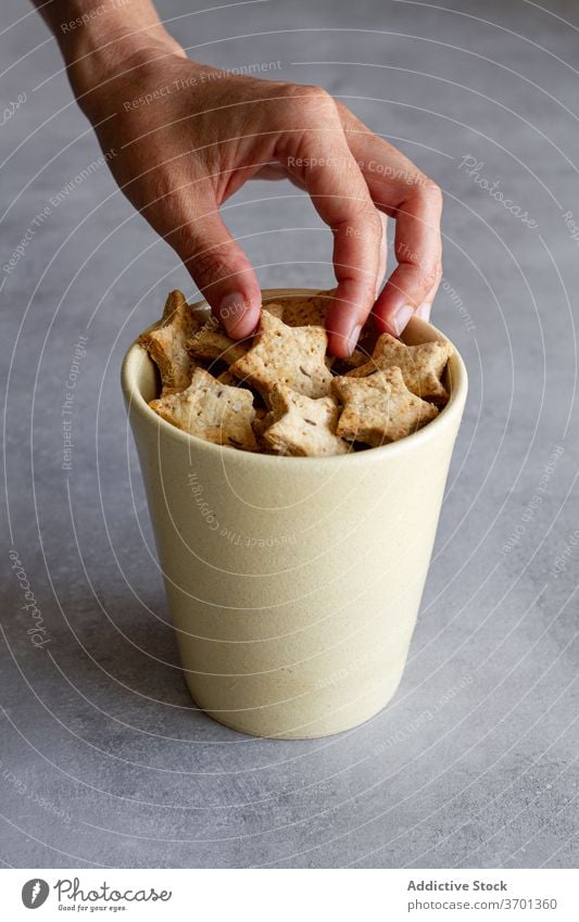 Anonyme Person nimmt Keks aus Topf Gebäck gebacken Butterkeks Kurzkuchen salzig Hand nehmen essen Lebensmittel selbstgemacht geschmackvoll kulinarisch lecker