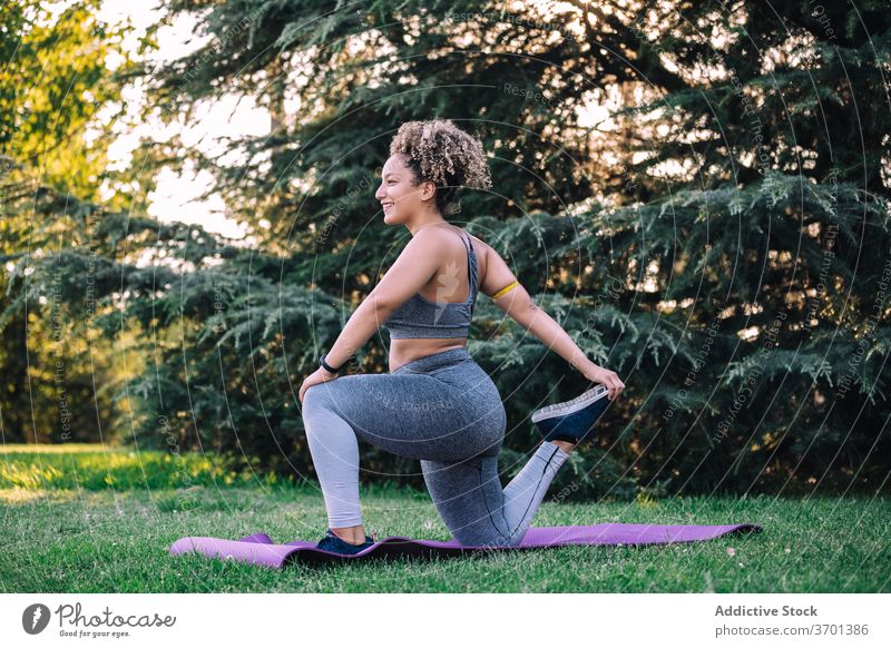 Fit Frau Stretching Beine während des Trainings im Park Übung Dehnung Ausfallschritt Fitness sportlich heiter jung Gesundheit Sportbekleidung Wellness passen