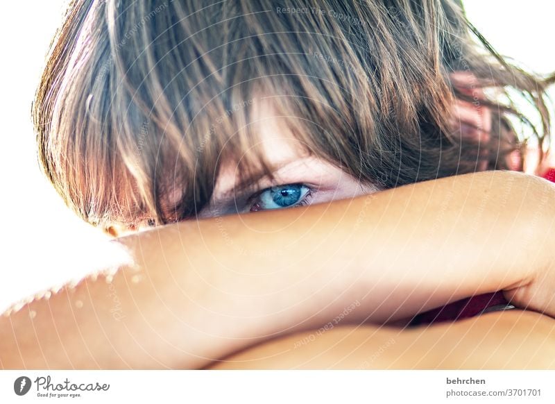 ich hab dich im blick ernst hübsch Auge Junge Familie Farbfoto Kindheit Gesicht Tag frech Licht Sonnenlicht Porträt Nahaufnahme Coolness Kontrast Sohn Blick