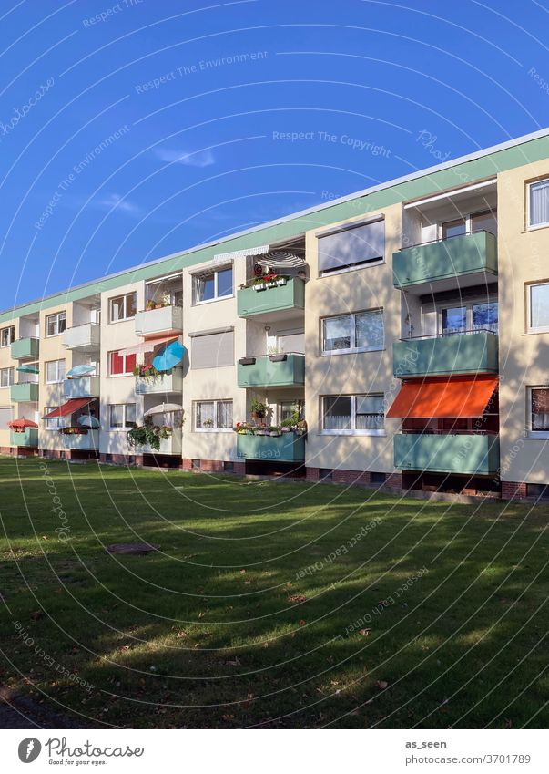 Urlaub auf Balkonien Sonnenschirm Balkone Architektur 50er Jahre sozialer Wohnungsbau Haus Fassade Gebäude Stadt Farbfoto Fenster Tag Menschenleer Außenaufnahme