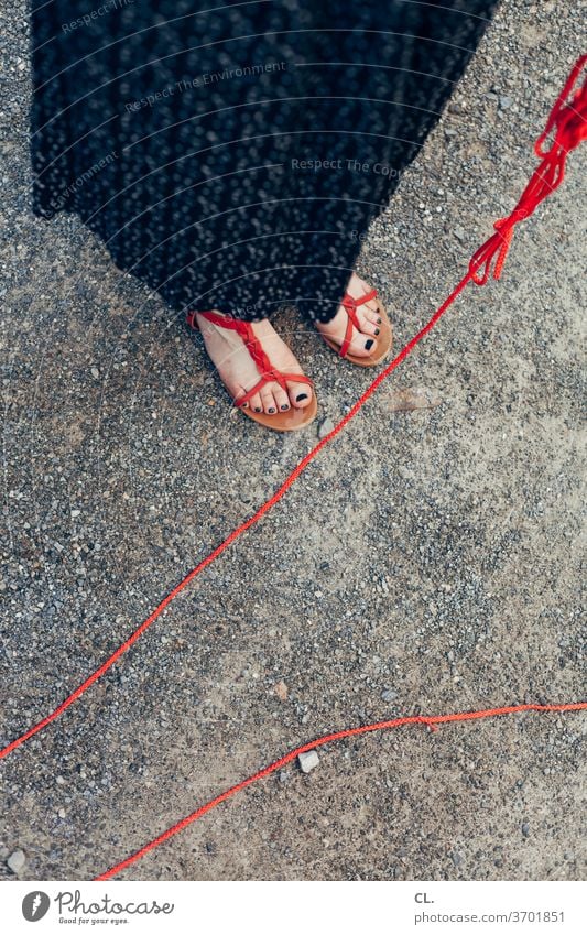 frau mit roter hundeleine Frau Hundeleine Fuß Rock Schuhe Sommer Mensch stehen Erwachsene Leine Schnur Boden