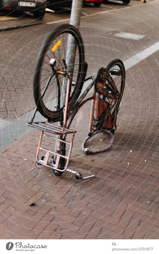 verkehrswende Fahrrad Verkehrswende Mobilität skurril Straße Wege & Pfade Fahrradfahren kaputt Verkehrsmittel Verkehrswege Straßenverkehr Rad Fahrradweg Tag