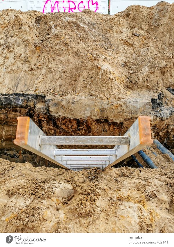 Leiter in Baugrube - Vogelperspektive stabil Konstruktion restaurieren Sprossenleiter Holm Strukturen & Formen Detailaufnahme klettern Handwerk nach oben