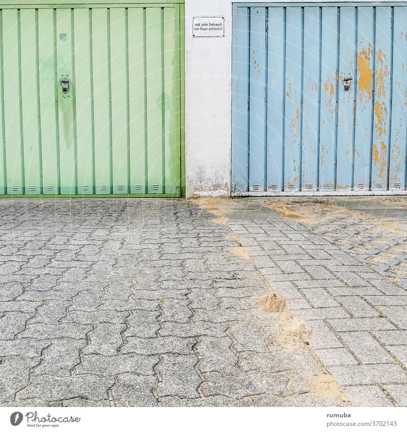 Alte Garagentore grün und blau. Tor Stadt Zeichen parken Anstrich Fuge Wand Verkehr Schilder & Markierungen freihalten Rücksichtnahme Autoverkehr Aufforderung