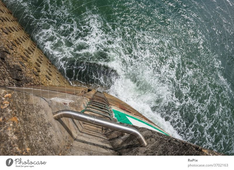 Leiter an einer Molenmauer in Fécamp. Hafen harbour Schiffsanlegestelle Steg Pier boote Fischer Fischerei Strand beach Küste See Horizont Gezeiten Badehaus