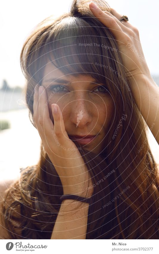 Portrait Porträt Frau Gesicht Auge Haare & Frisuren schön Kopf Nase Mund Blick Lippen feminin Sommersprossen langhaarig Hände Haut Blick in die Kamera