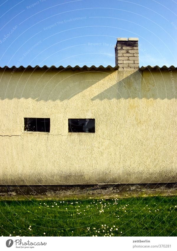 Dorf Häusliches Leben Wohnung Haus Natur Sommer Garten Kleinstadt Einfamilienhaus Bauwerk Gebäude Architektur Mauer Wand Fenster Dach alt Brandenburg Havelland