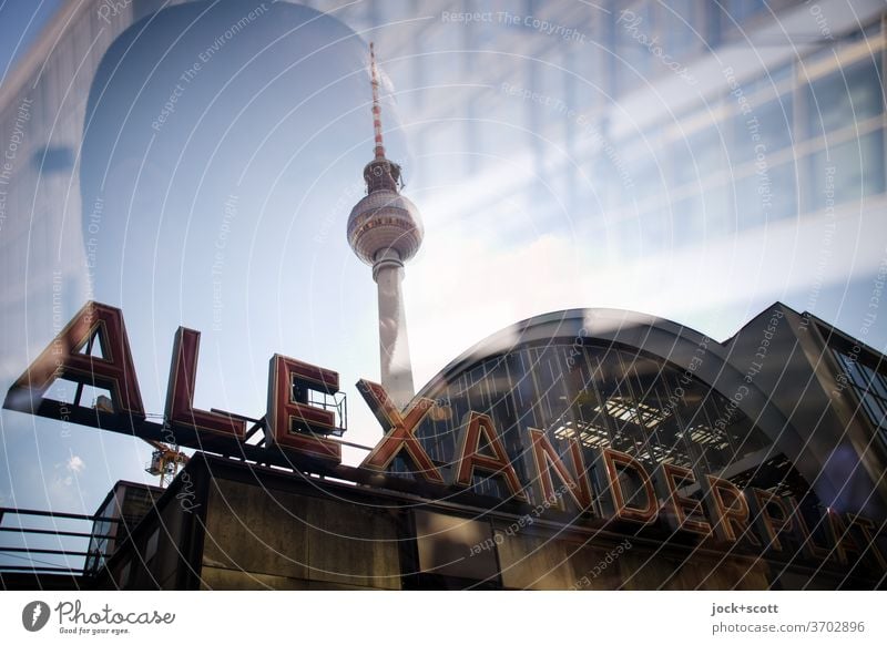 Gesicht in der Großstadt am Alexanderplatz Berliner Fernsehturm Bahnhof Sehenswürdigkeit Wahrzeichen Sightseeing Stadtzentrum Städtereise Großbuchstabe