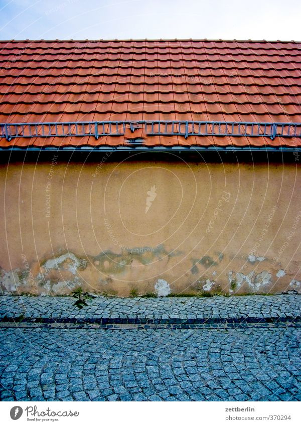 Hallo, altes Haus! Ferien & Urlaub & Reisen Fahrradtour Häusliches Leben Natur Dorf Kleinstadt Einfamilienhaus Hütte Bauwerk Gebäude Architektur Mauer Wand