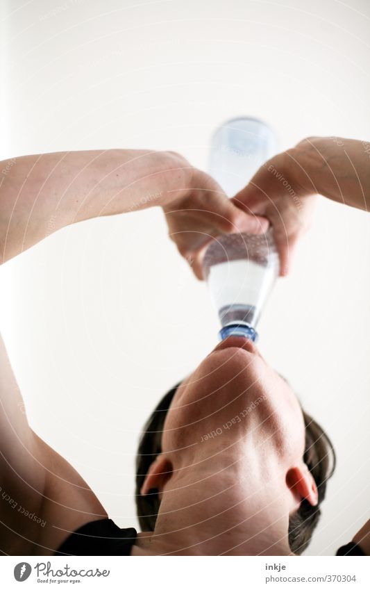 Durst ist schlimmer als Heimweh Ernährung Getränk trinken Erfrischungsgetränk Trinkwasser Flasche Wasserflasche Sportler Frau Erwachsene Leben Kopf Hand Kinn