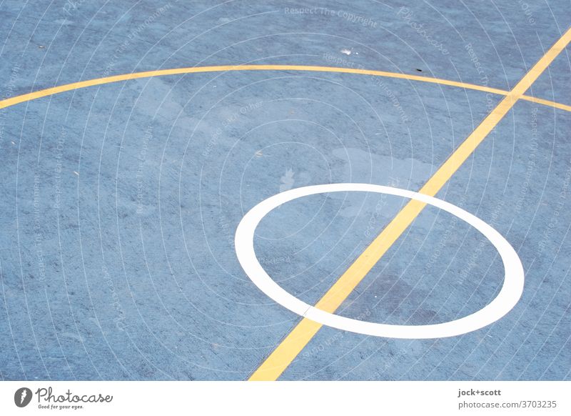 Spielfeld Kreis im Kreis Basketballplatz unten Bodenbelag Qualität Strukturen & Formen Ordnung kreuzen Sportplatz Spielfeldbegrenzung abstrakt Markierungslinie