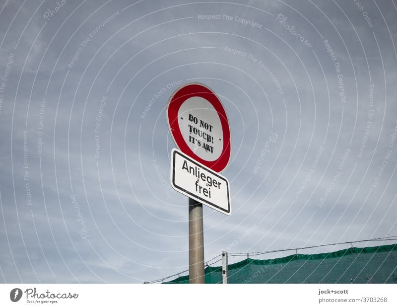 nicht berühren, es ist Kunst...Anlieger frei Kunstwerk Subkultur Verkehrszeichen Himmel Verkehrsschild Verbotsschild Warnschild Straßenkunst Text Englisch Witz