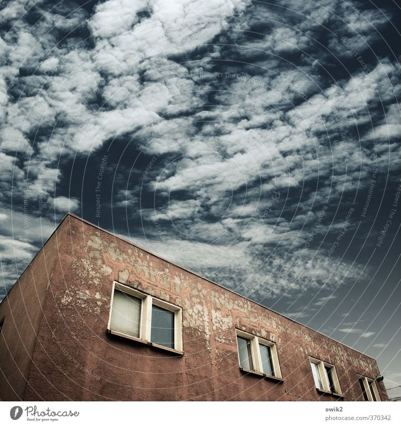 Dienstleistungswürfel Haus Himmel Wolken Wetter Bauwerk Gebäude Architektur Mauer Wand Fassade Fenster alt eckig einfach trist blau rot Zahn der Zeit Abnutzung