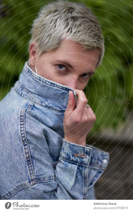 Frau in stilvoller Kleidung auf der Straße selbstbewusst Stil trendy Großstadt urban ernst Model Jeansstoff Jacke Outfit lässig modern stehen cool Stoff Stadt