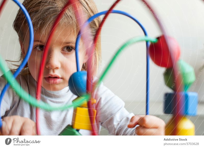 Nettes Kind spielt mit Spielzeug zu Hause Bildung spielen lernen niedlich klug neugierig wenig heimwärts Wochenende Kindheit bezaubernd sitzen Aktivität Spaß