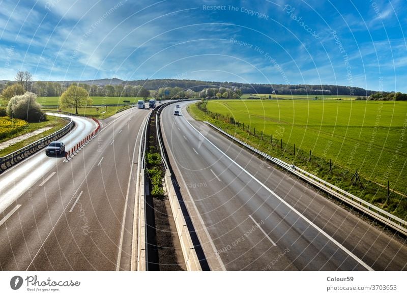 Autobahn-Landschaft Deutschland reisen Geschwindigkeit Fahrzeug PKW Straße Verkehr Bewegung Asphalt Laufwerk Himmel Fernstraße Transport Europa blau Lastwagen