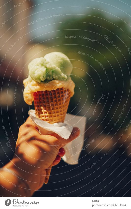 Eine Person hält eine Eistüte mit zwei Kugeln Eis in der Hand Eiskugeln Waffel Sommer lecker Eiswaffel Speiseeis Erfrischung Sonne gutes Wetter halten Eisdiele