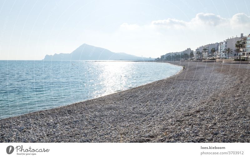 Steinstrand mit Blick auf die sonnige Küste und die Berge von Altea, Costa Blanca, Spanien altea Strand Meer Himmel MEER Landschaft Urlaub Sonne Natur Tourismus