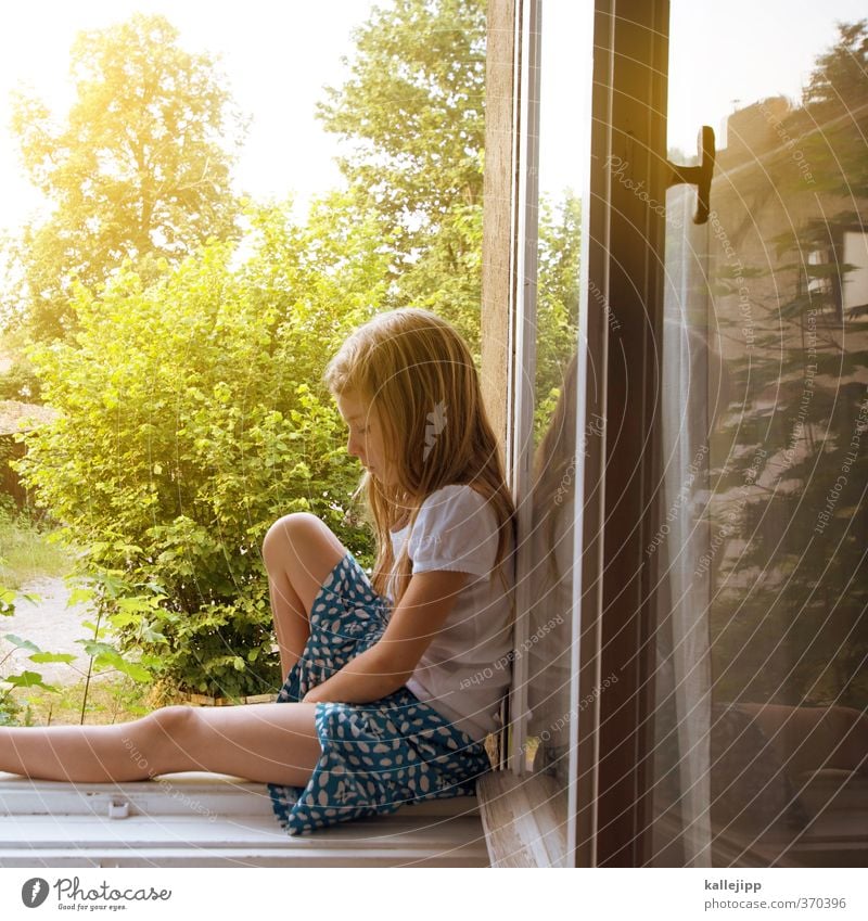 room with a view Mensch Kind Mädchen 1 8-13 Jahre Kindheit Fenster Spielen ruhig Fensterbrett Blick Garten Fensterblick Kleid Rockmusik sommerlich Innenaufnahme