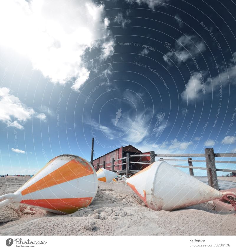 strandhütte mit bojen Strand St. Peter-Ording Sommer Hütte Bojen Sand Perspektive Weitwinkel Horizont Zaun Holz Nordsee Schleswig-Holstein seutschland Küste