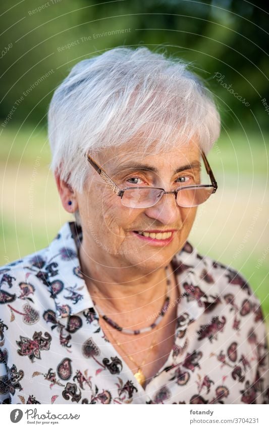 Frecher Blick über die Brille eines Rentners Erwachsener Frühling fett Rand der Brille Leben über den Rand einer Brille schauen Lebensjahre Alter Glück