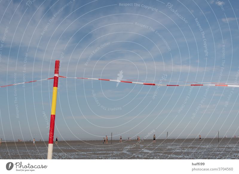 Stangen im Watt mit Flatterband - Badebereich Markierungslinie Wattenmeer Schwimmbad bewachter strand Strand Nordsee Wasser Sand Sonne Himmel Ebbe Meer Küste