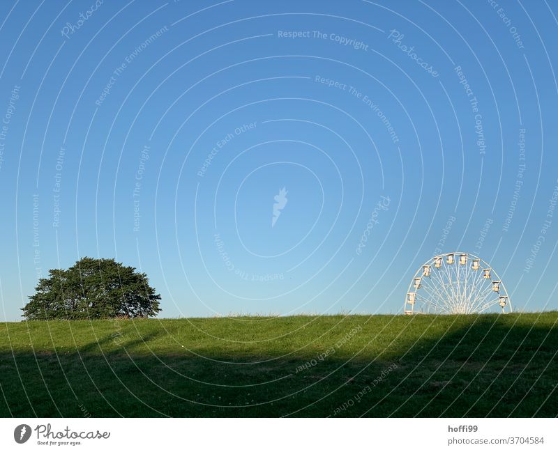 Baum und Riesenrad  im Halbkreis am Deich Deichkrone Baumkrone Jahrmarkt Riesenrad fahren Karussell drehen Fahrgeschäfte