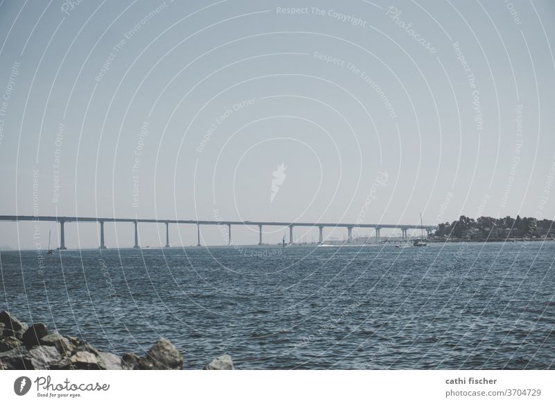 Bridge Kalifornien Meer Küste Pazifik USA Wasser Farbfoto Sommer San Diego Außenaufnahme Brücke Himmel Amerika Architektur Felsen Autobrücke Textfreiraum oben