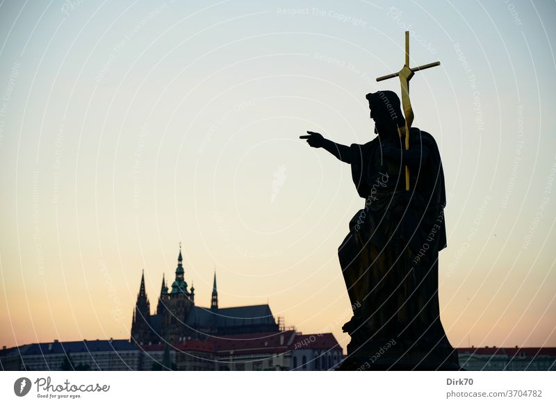 Statue auf der Karlsbrücke mit Veitsdom im Hintergrund veitsdom Skulptur Symbole & Metaphern Kreuz Christliches Kreuz christlich christlicher glaube