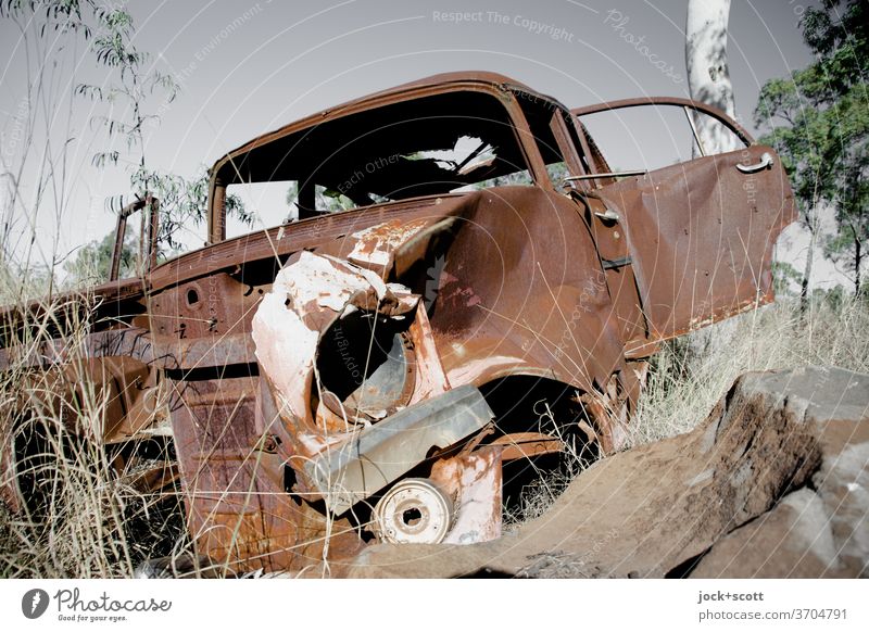 Wrack verloren und rostig im Hinterland Autowrack Vergänglichkeit Wandel & Veränderung Verfall Nostalgie Endzeitstimmung kaputt Rost PKW Natur Einsamkeit