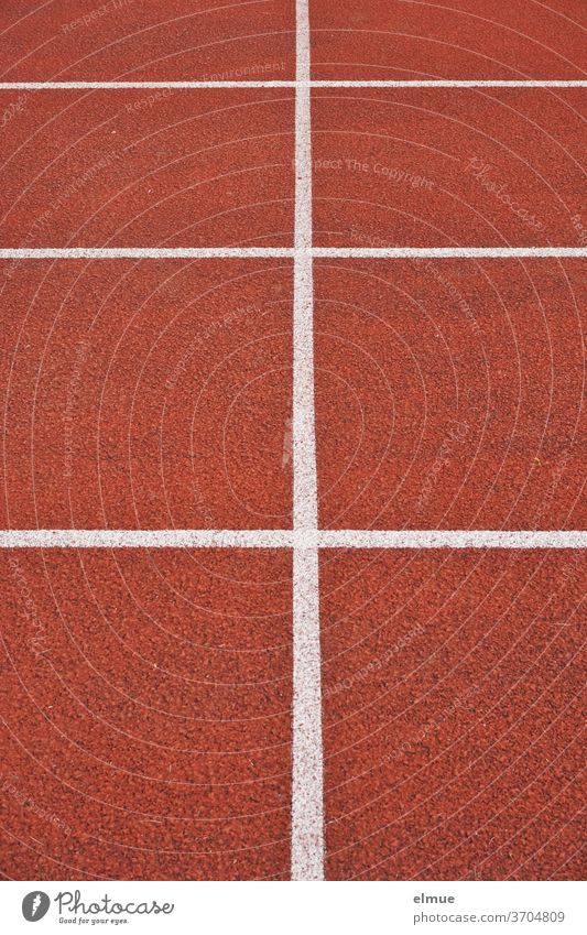 warten auf die Läufer - Ausschnitt einer Tartanbahn in einem Stadion Kunststoffbahn Linie Markierung Felder Laufbahn Leichtathletik Wechsel Strich Kautschuk