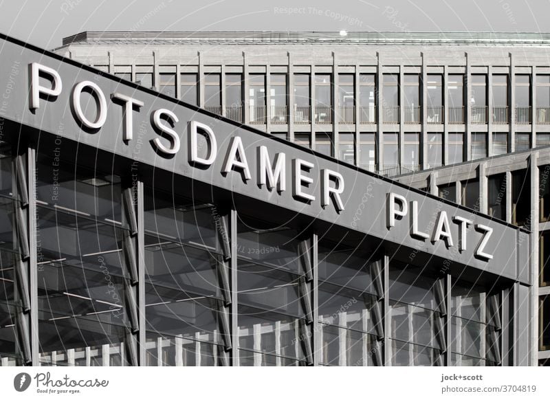 kreuz und quer, Potsdamer Platz Bahnhof Stadtzentrum Fassade modern Architektur Berlin-Mitte Buchstaben Großbuchstabe Sehenswürdigkeit Neubau Gebäude Fenster