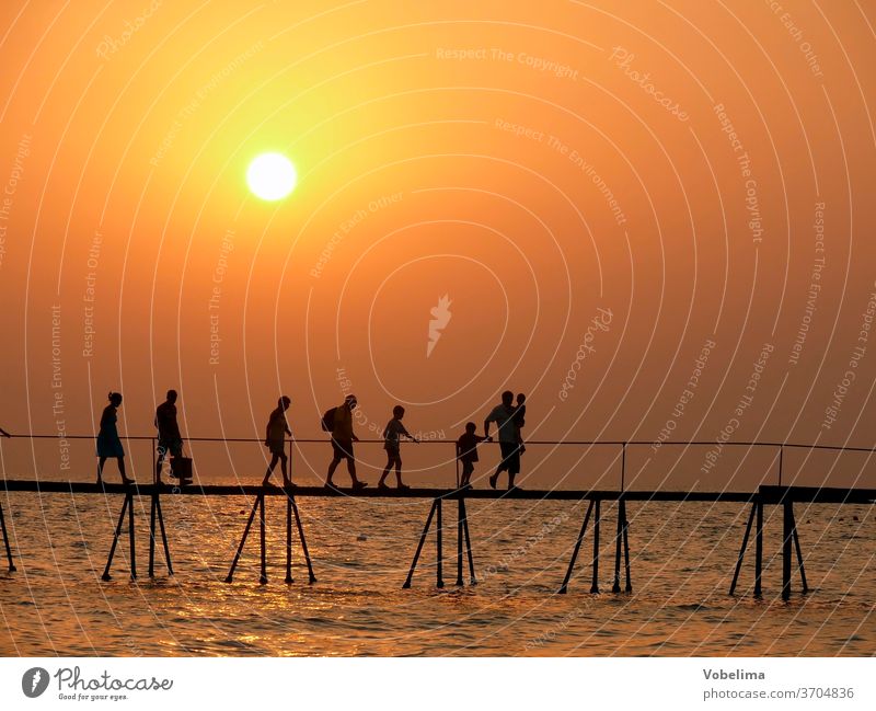 Menschen auf einem Steg, abends side türkei türkische riviera sonnenuntergang brücke menschengruppe person personen meer wasser ozean abendhimmel abendstimmung