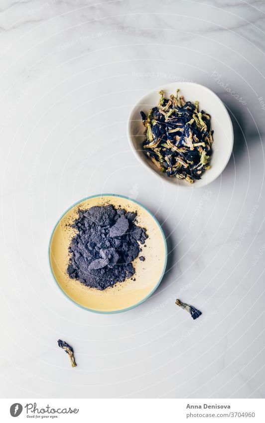 Blaue Matcha- und Schmetterlingserbsenblüten, gesunde Ernährung Ergänzungsmittel blaues Streichholzpulver Schmetterlings-Erbsenblütentee trinken Heilung