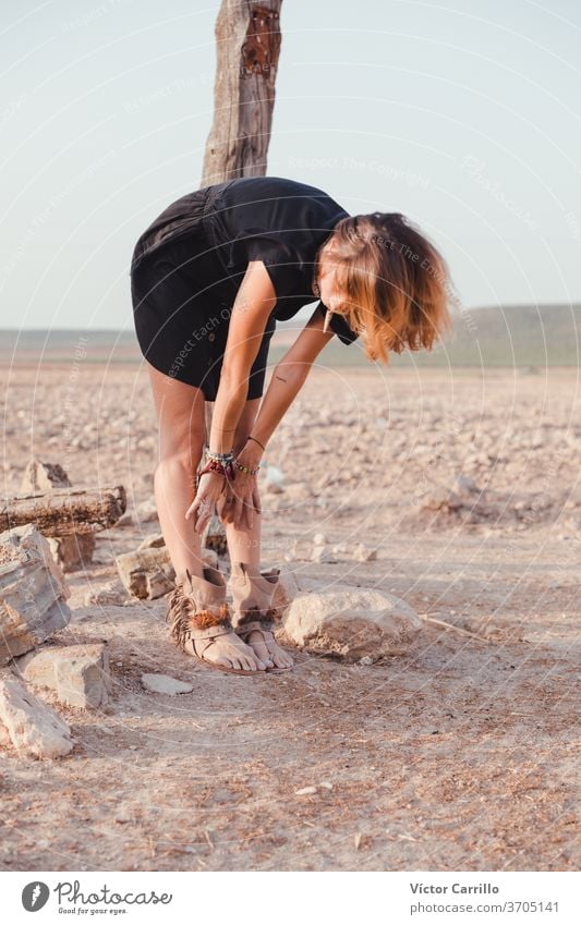 Junge Frau in einem grünen Kleid und einem Hut in einem einsamen Feld auf dem Land Landschaft Freiheitsfrau Wasser Erwachsener lebend Yoga Air Arme abschließen