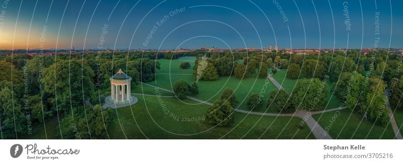 Münchner Skyline, Blick vom Monopteros-Tempel im Englischen Garten, Deutschland. Das Bild zeigt: Bayerische Staatskanzlei, Turm der St. Peterskirche, Turm des Neuen Rathauses, Frauenkirche, Theatinerkirche