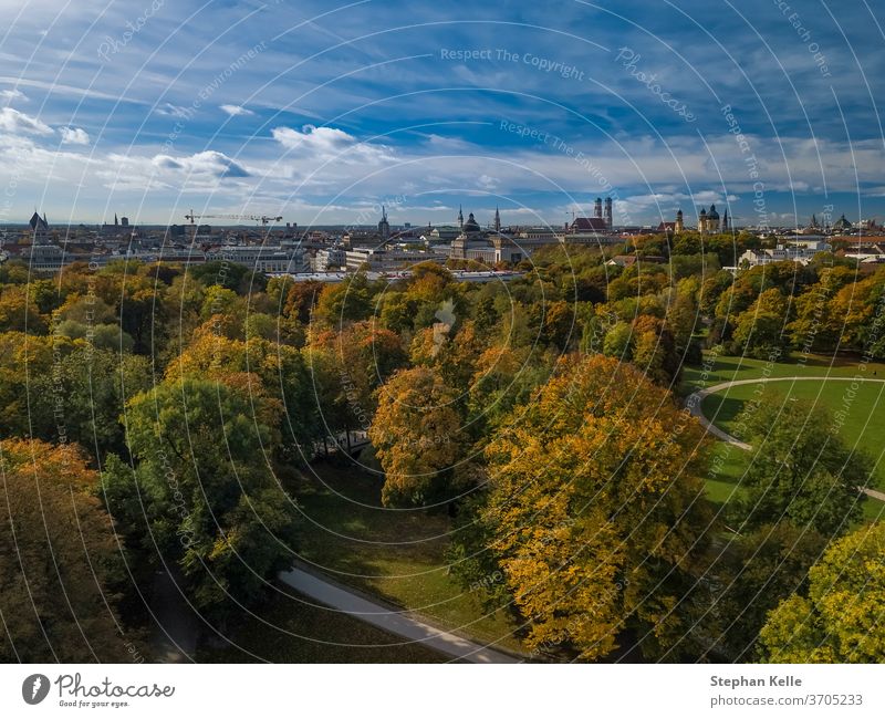 Herbstliche Farben im Englischen Garten von München, schöner Herbsttag in einem Park. Antenne fantastisch deutsch Landschaft Bayern fallen reisen Blätter rot