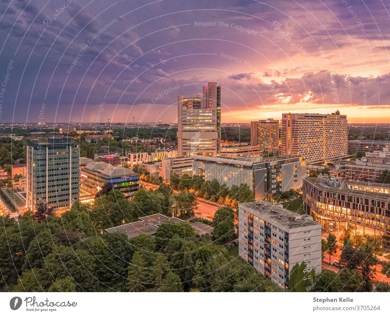 München von oben, ein Panorama-Droneshot am farbenprächtigen Abend. Dröhnen hoher Winkel Sonnenuntergang Büro Architektur Leben modern Schönheitsschuss typisch