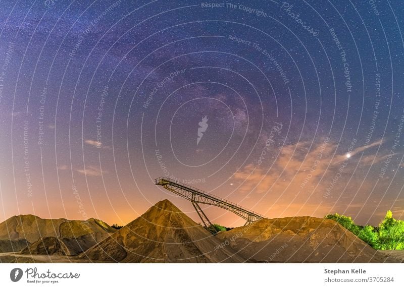 Förderbrücke bei Nacht und Milchstraße, Beobachtung der Sterne auf einer Baustelle. Konstruktion Astrofotografie Förderband Brücke Hintergrund Natur Galaxie