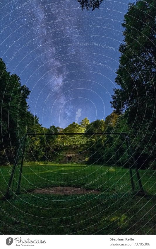 Die Milchstraße erhebt sich über einem Ziel in den Vordergrund. Nacht Himmel Stern Raum niemand Bäume sternenklar Gras Tor Landschaft Galaxie Sternbild Natur