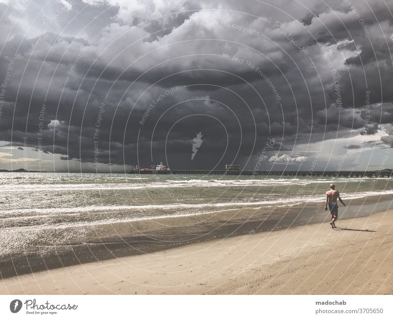 Einsam Unwetter Sturm Wolken Himmel Strand Meer dramatisch Regen Gewitter Wetter dunkel Gewitterwolken bedrohlich Klima Klimawandel Urelemente Landschaft