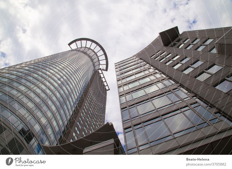 Rund trifft Ecken: Blick himmelwärts auf Wolkenkratzer aufwärts hoch Himmel bewölkt wolkenkratzer Hochhausfassade rund eckig Vordach Glas Beton Stadt