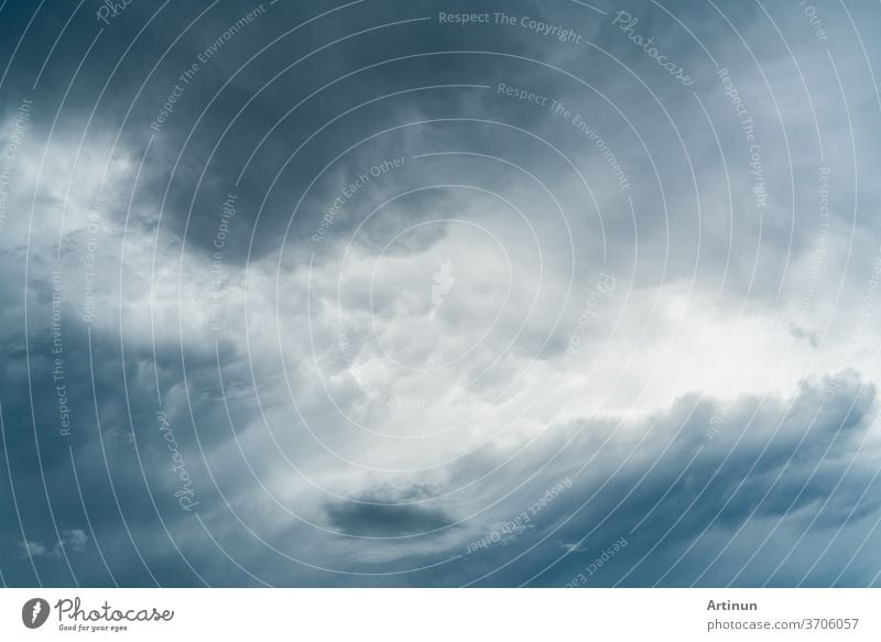 Dunkler dramatischer Himmel und Wolken. Hintergrund für Tod und trauriges Konzept. Hintergrund zum Halloween-Tag. Donner und Gewitterhimmel. Trauriger und launischer Himmel. Hintergrund zur Natur. Toter abstrakter Hintergrund. Wolkenlandschaft.