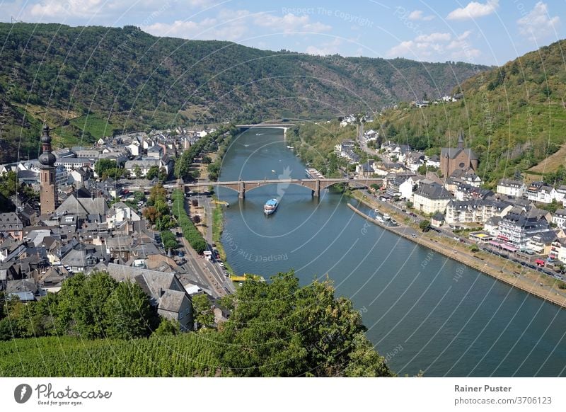 Blick über die Stadt Cochem in der deutschen Moselregion Großstadt Stadtbild Tag Deutschland Landschaft mosel deutschland Berge u. Gebirge Panorama