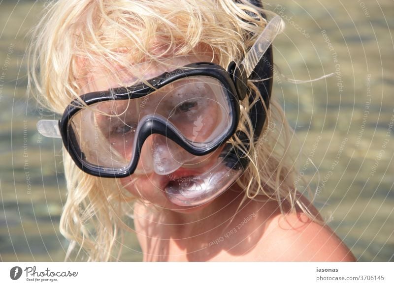 Kind mit Taucherbrille und Schnorchel am Meer im Urlaub kind Schnorcheln Kindheit Schnorchelmaske Urlaubsstimmung coronavirus Corona-Virus Schutzbekleidung