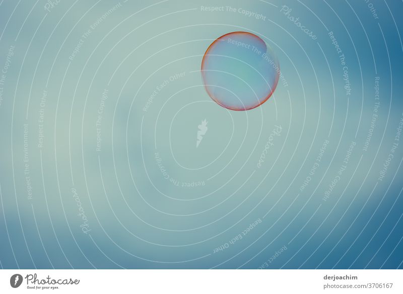 Unbekanntes Flug Objekt, Wasserblase am blauen Himmel in verschiedenen Farben- Blase Nahaufnahme blasen Luft Seifenblase mehrfarbig Reflexion & Spiegelung
