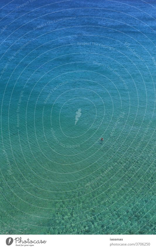 Türkisblaues Meer an einem Sommertag in Griechenland Meerwasser türkis türkisblaues Wasser ägäisch Ägäis Ägäisches meer weite Farbenspiel Menschenleer Natur