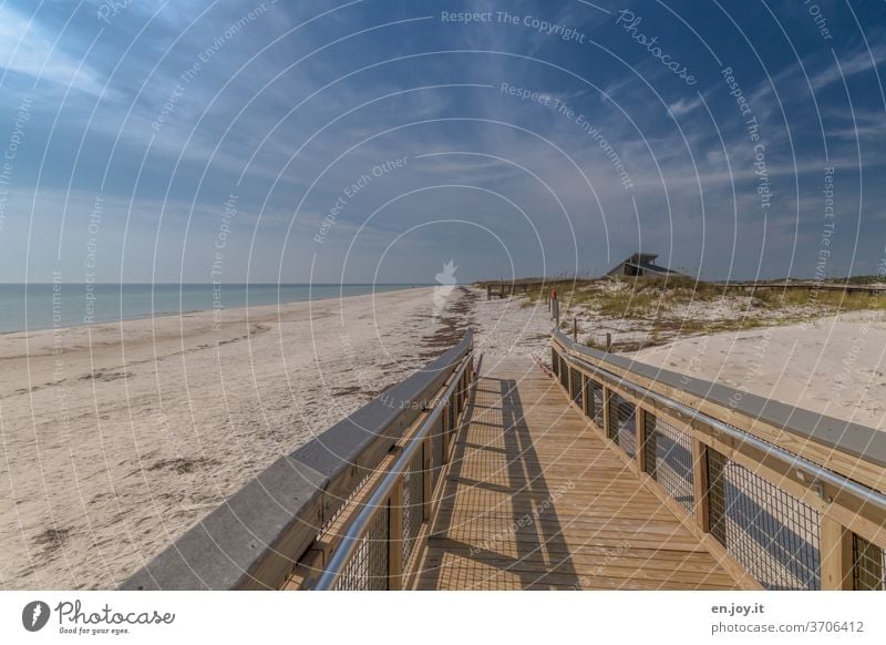 Ruhe am Strand Holzweg Bohlenweg barrierefrei Leer Sand Meer Florida USA Amerika Nordamerika Urlaub Reise Weitwinkel Himmel Horizont schleierwolken Geländer