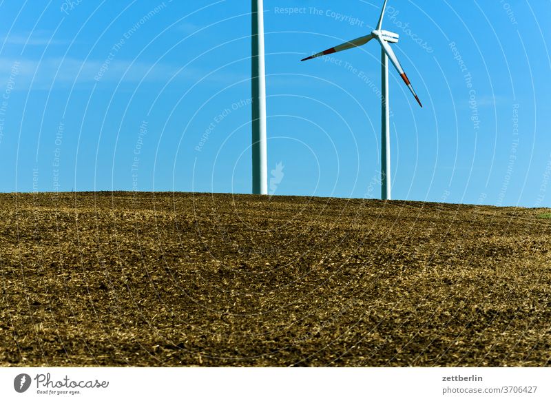 Windkraft acker energie erneuerbare wenergie feld himmel kraftwerk landwirtschaft menschenleer rotor sommer stro stromerzeugung textfreiraum weite windmühle