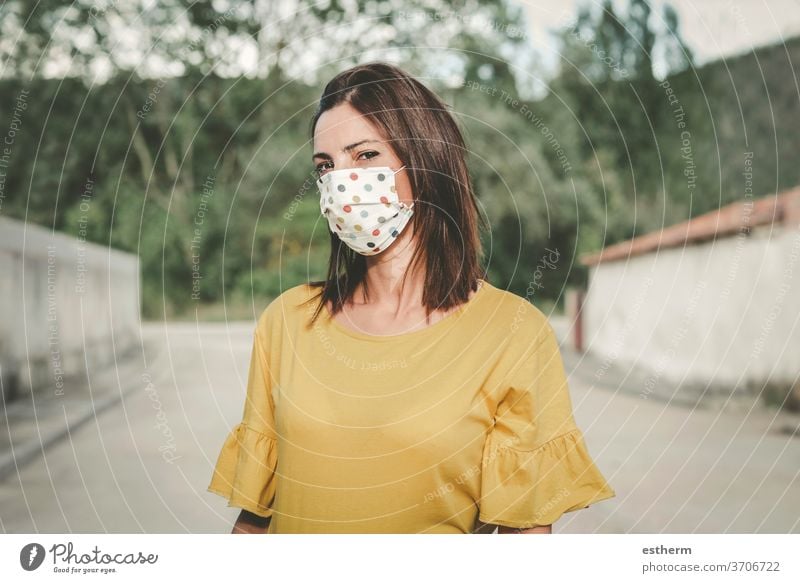 Junge Frau mit medizinischer Maske Coronavirus Virus medizinische Maske Seuche Pandemie Quarantäne Spaß lustig covid-19 Symptom Medizin Gesundheit schön elegant